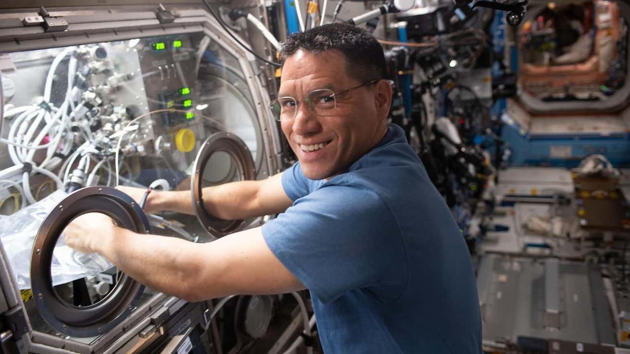 トラブルで帰還が延期…NASAで宇宙滞在最長記録を持つ飛行士はこの人